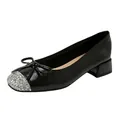 Elegantes zapatos de tacón bajo negros con puntera de purpurina plateada y lazo, vista lateral. - 35 / Negro