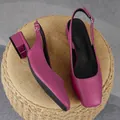 Vista dettagliata delle décolleté slingback in pelle magenta con punta quadrata e cinturino. - Rosso rosa