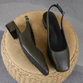 Dettaglio décolleté slingback in pelle martellata verde oliva con tacco basso 3 cm - 36 / Verde militare
