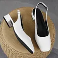 Dettaglio di scarpe slingback bianche a punta quadrata con tacco largo 3 cm su sgabello - 36 / Bianco
