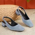 Vue détaillée d'escarpins slingback en daim bleu avec talon de 3 cm. - Bleu clair