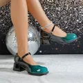 Chaussures Mary Jane élégantes dégradé vert foncé avec talons blocs épais dans un décor festif. - 35 / Vert malachite