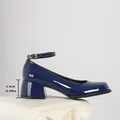 Vue détaillée de l'escarpin bleu marine en cuir verni à talon épais et bride - 35 / Bleu
