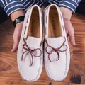 Eleganti mocassini da uomo in pelle scamosciata grigio chiaro con fiocco in pelle - 48 / Beige