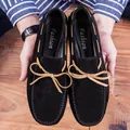 Mocassini casual in pelle scamosciata nera da uomo con fiocco beige e cuciture decorative - Nero