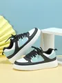 Primer plano de zapatillas con plataforma de moda en diseño tricolor negro y azul. - 41 / Blanco Negro Ciano