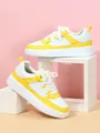 Zapatillas de plataforma blancas y amarillas presentadas en soportes minimalistas - 38 / Blanco Amarillo