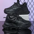 Zijaanzicht detail van zwarte chunky platform sneakers met Running tekst op gaas - Zwart