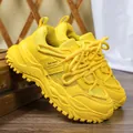 Levendige gele chunky platformvader sneakers met ademend mesh en stijlvol zijlabel - 35 / Geel
