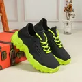 Atmungsaktive schwarze Strick-Sneaker mit neongrüner Plateausohle für aktive Damen - Schwarz Grüne Grundierung