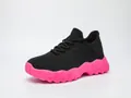 Atmungsaktive schwarze Fly-Knit Damen-Sneaker mit klobiger pinkfarbener Wellensohle. - Schwarz mit rosenroter Sohle