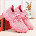 Bequeme pinkfarbene fly-woven Mesh-Sportschuhe für Damen mit atmungsaktivem Slip-on-Design - Ganz Rosa