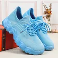 Atmungsaktive hellblaue Fly-Knit-Wanderschuhe für Damen mit dicker Wellensohle - Ganz Seeblau