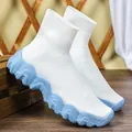 Witte ademende gebreide sok-sneakers met een dikke lichtblauwe golvende zool voor dames - 35 / Wit Blauwe Basis