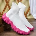 Ademende witte gebreide sok sneakers met dikke roze golvende zolen en hoog model design - 35 / Wit en Rozerood