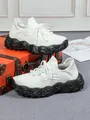 Atmungsaktive weiße Damen-Sneaker aus Fly-Woven mit klobiger schwarz gesprenkelter Sohle - 白色黑底