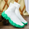 Ademende witte gebreide sok-sneakers met een dikke, levendige groene golvende zool - 35 / Wit met groene basis
