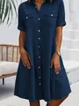 Détail d'une robe chemise en jean bleu foncé grande taille avec boutons et poches. - Bleu foncé