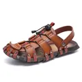 Ademende bruine leren strandsandalen voor heren met dichte neus en metalen klinknagels - 38 / Goudgeel
