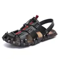 Ademende zwarte leren herensandalen met rode accenten en klinknagels voor strand - 38 / Zwart
