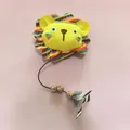 Detailaufnahme eines niedlichen Löwen-Plüschkatzenspielzeugs mit elastischer Kordel - Löwen-Stil (Feder-Tiger) / Gelb