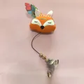 Detailansicht eines Plüschfuchs-Katzenspielzeugs mit Federn und Perlen. - Fuchs-Stil (Feder-Fuchs) / Orange