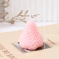 Rosa Duftkerze in Erdbeerform, Variante mit den Maßen 4 cm x 4,5 cm deutlich gezeigt - L / 1 Stück / Rosa