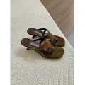 Vista dettagliata di sandali vintage marroni in camoscio e pelle con tacco a spillo per donna - 35 / Marrone