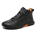 Moderne schwarze Herren-Lederstiefeletten mit Ziernähten und orangefarbenen Sohlenakzenten - 39 / Schwarz