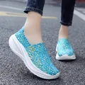 Mocasines ligeros con plataforma de tejido azul para mujer en una carretera urbana - Verde Fluorescente