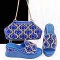 Elegante blaue Abendtasche und passende Keilsandaletten mit luxuriösen Strassblumen - 39 / Blau