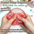 Dettaglio di una pallina antistress rossa glitterata schiacciata per il relax. - Sfera Croccante di Cristallo / 1 Pezzo / Rosso