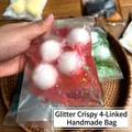Detailopname van een handgemaakt rood glitter stressspeeltje met witte zachte ballen - 脆皮手作袋-红色 / Rood