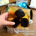 Gedetailleerd zicht op het chocolade squishy speeltje in een zak gevuld met gel. - Krokante Handgemaakte Tas-Chocolade / Chocolade