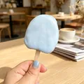 Primo piano di uno squishy a forma di ghiacciolo blu con una consistenza croccante realistica - Stile gelato croccante / 1 Pezzo / Blu