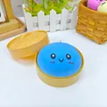 Simpatico squishy a forma di panino blu sorridente in cestino per vapore giallo - Stile Brötchen (Piccolo Brötchen di Farina Squishy) / 8cm Size / Blu