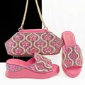 Detailansicht von rosa Keil-Strass-Sandalen und passender floraler Abendtasche-Set. - 39 / Fuchsia