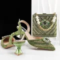 Dettaglio di tacchi alti verdi con strass e borsa pochette da sera di lusso coordinata - Verde brillante