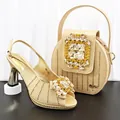 Abendsandalen in Champagnergold mit passender runder Tasche und Strass-Schnallen - 39 / Schuh- und Taschenset (MM1181) / Gold