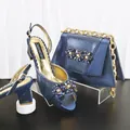Dettaglio di sandali in pelle di serpente blu navy e borsa da sera coordinata con cristalli - 38 / Blu scuro