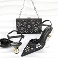 Detailansicht luxuriöser schwarzer Strass-High-Heels und passender Abendtasche Set - 38 / Schwarz