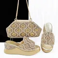 Detailansicht goldene Keilabsatz-Sandalen und passendes Abendtaschen-Set mit Strass - 41 / Gold