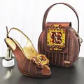 Detailansicht braune Satin-High-Heels und passende runde Handtasche mit Strass-Verzierung - 39 / Schuh- und Taschenset (MM1181) / Kaffeebraun