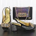 Detailansicht von schillernden Blockabsatzschuhen und passendem Strass-Abendtaschen-Set - 42 / Schwarz