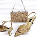 Detaillierte Aufnahme champagnerfarbener Strass-High-Heels und passender Abendtasche - 38 / Gold