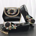 Gedetailleerde weergave van zwarte sandalen met sleehak en bijpassende tas met strass - 38 / Schoenen en Tas Set / Zwart