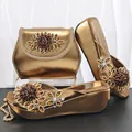 Gouden metallic sleehak sandalen en bijpassende avondtas met amberkleurige strass bloemen - 38 / Schoenen en Tas Set / koffiekleur