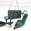 Vue détaillée d'un sac de soirée en strass vert émeraude et d'escarpins de luxe assortis - Vert