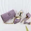 Detailansicht der lila strassbesetzten Abendschuhe und passenden Clutch - 39 / Hellviolett