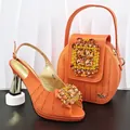 Luxuriöse orangefarbene Plateau-Sandalen und passende runde Handtasche mit Strasssteinen - 39 / Schuh- und Taschenset (MM1181) / Orange